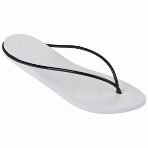 White / Black Women's Ipanema Philippe Starck Thing M Flip Flops | 4259837-UN